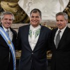 Invitación. El expresidente Rafael Correa (c) participó del acto de posesión del nuevo presidente argentino.