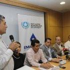 Anuncio. De izquierda a derecha, Guillermo Ayala (representante de los moradores) y la directiva de Emapag.