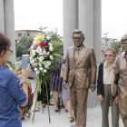 Las estatuas. Son de bronce y fueron construidas a tamaño real. Ayer los visitantes no dudaron en fotografiarlas.
