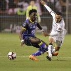 Roberto Ordóñez contribuyó en la recuperación en medio campo para la visita.