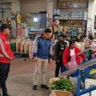 Venta. William Baque y Tomys Preciado vocean en las calles de Guayaquil productos que deben estar en una mochila de emergencia