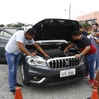 Tarea. Estudiantes del Juan Baustista Aguirre analizan las condiciones mecánicas de un automotor.