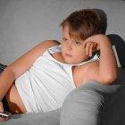 Pasar más de cuatro horas frente a la pantalla implica un riesgo para la salud de su hijo.