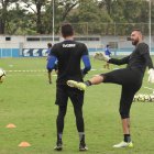 Esteban Dreer (d) pasa un momento ameno con los otros porteros, entonces, de Emelec.