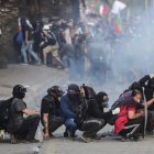 Santiago. Armados con escudos y palos, los jóvenes chilenos en la primera línea de las protestas son héroes para algunos, y vándalos para otros.
