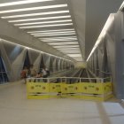 Algunas personas cruzan la estructura.