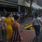 Son las 9:00, uno de los bancos en el Mall de Sur aún no abre y la fila es de cuadra y media.