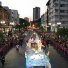 La marcha de los carros alegóricos obligó al cierre temporal de las calles aledañas a la avenida 9 de Octubre y también un tramo de la avenida Malecón, lo que provocó dificultades en el tránsito vehicular.