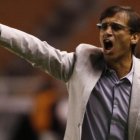 El entrenador argentino recibió una oferta para dirigir a Barcelona por dos temporadas. Llega como el técnico campeón del fútbol ecuatoriano.