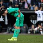 Los jugadores del Real Madrid exteriorizaron su desánimo por el empate que sabe a derrota.