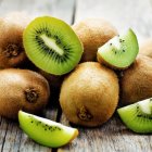Comer dos kiwis antes de dormir te brindará algunos beneficios.