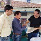 José Vásquez, cañicultor, entrega una carta al asambleísta Homero Catenier