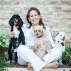 Prisca rodeada de varios perros rescatados.