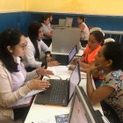 En los distritos educativos se brinda atención a los padres de familia para que realicen la inscripción.