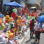 Comercio. La tradicional calle 6 de Marzo está repleta de monigotes de todos los tamaños, colores y precios. Las ventas recién inician.