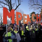 WASHINGTON. Los estadounidenses se pronuncian en los alrededores del Capitolia acerca del posible juicio a su presidente