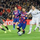 Lionel Messi tuvo pocos espacios para maniobrar ante una cerrada y bien aplicada defensa merengue.