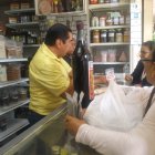 Guayaquil. Decenas de personas compraban ayer frutos secos para las cenas, en El Paraíso de las Especias.