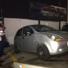 El auto en el que se movilizaba el agresor fue encontrado en los patios de una concesionaria.