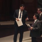 Sesión. Fernando Burbano, presidente de la comisión investigadora, dialoga con el presidente César Litardo.