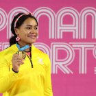 Neisi Dajomes posa con la medalla de oro en la competencia de levantamiento de pesas 76kg femenino en los Juegos Panamericanos 2019 en Lima (Perú).