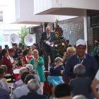 Hecho. Durante la velada, que inició pasadas las 17:00, Alberto Avilés (sobre el escenario) invitó a todos a bailar.