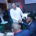 Encuentro. El golero Pedro Ortiz dialoga con Nassib Neme, presidente de Emelec, en la ceremonia de la LigaPro.