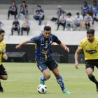 Bruno Piñatares (c) cambiaría de orilla en la próxima temporada y se vestiría de amarillo.