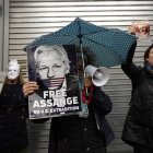 Los partidarios de Assange protestaron frente a la Corte de Magistrados de Westminster, en el centro de Londres, este viernes 20 de diciembre.