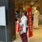 Una cliente aprovecha los descuentos que ofrece De Prati.