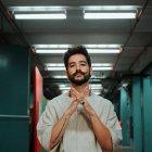 Cantante y compositor colombiano. Tiene 25 años.