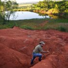 El  paleontólogo José Darival cava en de una carretera en Agudo, a 20 kilómetros de Sao Joao de Polesine.