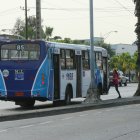 Una pasajera llegó hasta el parterre para tomar el bus.