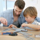 El padre debe integrarse al juego con su pequeño, esa acción le dará confianza.