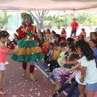 Los niños de Puerto Azul se divierten con las actividades.