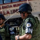 VILLA UNIÓN. Miembros de la Guardia Nacional de México patrullan la zona donde hubo un tiroteo el 2 de diciembre de 2019.