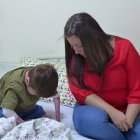 Una madre junto a su hijo que sufre de la enfermedad