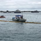 Personal del Parque Nacional Galápagos, entidad que vigila la reserva natural, y de la Armada del Ecuador colocaron barreras de contención de derrames.