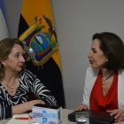 La ministra Rosi Prado de Holguín junto a Gloria Gallardo, presidenta de la Empresa de Turismo.