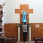 Devotos visitan por Navidad al Divino Niño en la iglesia San Alejo.