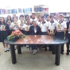 Un grupo de estudiantes de la ciudad anfitriona posa junto al escritor Abdón Ubidia.