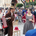 Artistas. Rodeados de público, los actores forman el teatro al aire libre. Con las escenas teatrales se busca dar vida a los mitos e historias de los barrios.