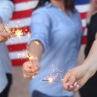 Cuando encienda un fuego artificial, aléjelo de su rostro y cuerpo.