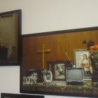 Contiene fotografías, objetos y pinturas.