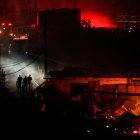 Más de un centenar de viviendas han quedado consumidas por las llamas en un incendio forestal que alcanzó ayer martes un sector poblado de la ciudad costera de Valparaíso.