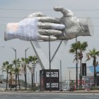 Varios conductores y trabajadores notaron el vendaje en una de las manos del Monumento a la Hospitalidad Guayaquileña.