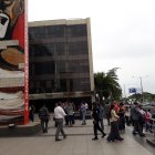 El edificio fue evacuado por completo para buscar el supuesto artefacto explosivo. Todo resultó falsa alarma.