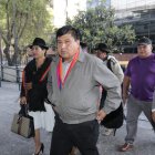 Carlos Sucuzhañay llegó acompañado de la dirigente Cecilia Velasque y su abogado, Julio César Sarango.