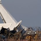Dos operarios de rescate inspeccionan el avión de pasajeros Fokker-100 que se estrelló este viernes tras despegar del aeropuerto de la ciudad kazaja de Almaty, en Kazajistán, ocasionando la muerte de 15 personas e hiriendo a otras 66. El aparato siniestrado, perteneciente a la compañía kazaja Bek Air, llevaba 100 personas a bordo y se dirigía hacia Nur-Sultán, la capital kazaja.