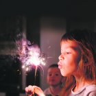 Si las llamas están en la ropa, retírelas con cuidado y coloque agua a temperatura ambiente durante 5 a 20 minutos.